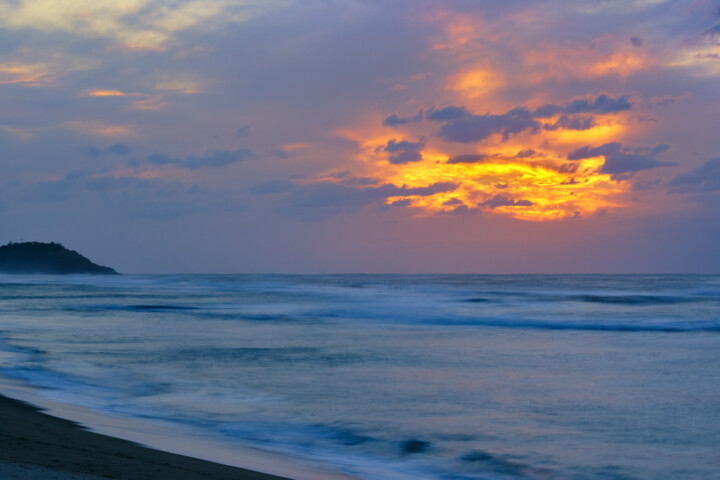 On the beach at dusk 摄影