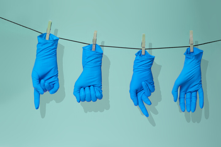 Fotografie mit dem Titel "Four Blue Gloves" von René Roeser, Original-Kunstwerk, Fotomontage Auf Plexiglas montiert