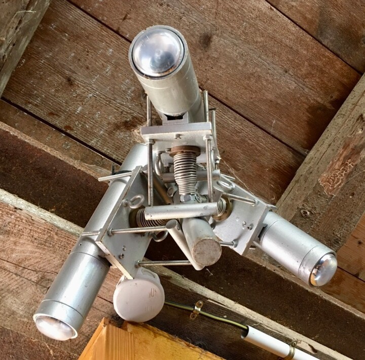 Sculpture titled "Éclairage abri voit…" by Jean-Yves Grossiord, Original Artwork, Metals