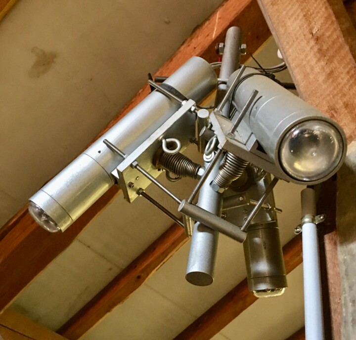 Sculpture titled "Éclairage remise" by Jean-Yves Grossiord, Original Artwork, Metals