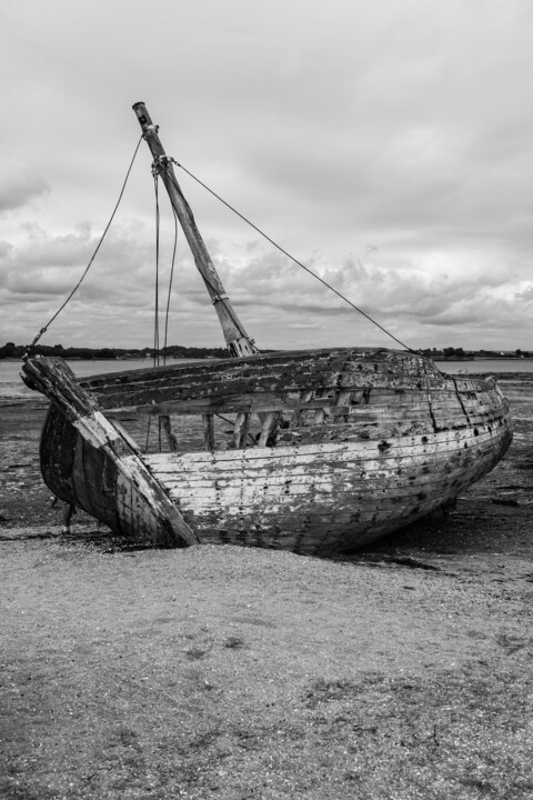 L´abandon majestueux: épave de bateau en noir et blanc. Fotoğraf