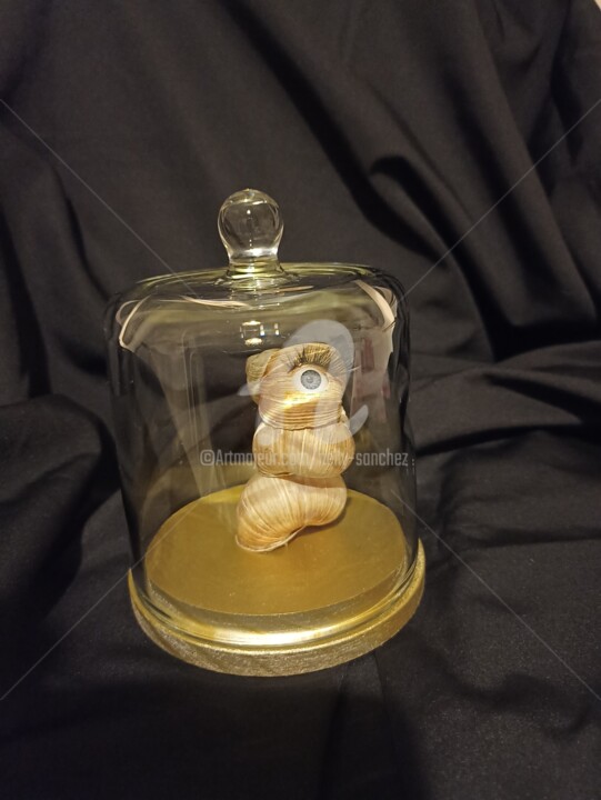 Sculpture titled "Clin d'œil" by Nelly Sanchez, Original Artwork, Bone