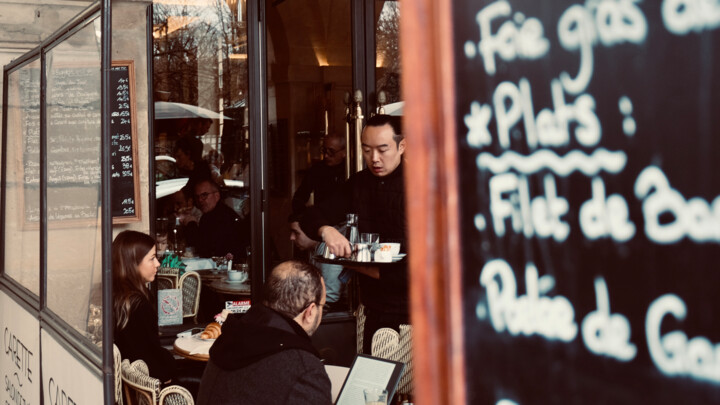 Photographie intitulée "Le serveur" par Hicham Ahyoud, Œuvre d'art originale, Photographie non manipulée