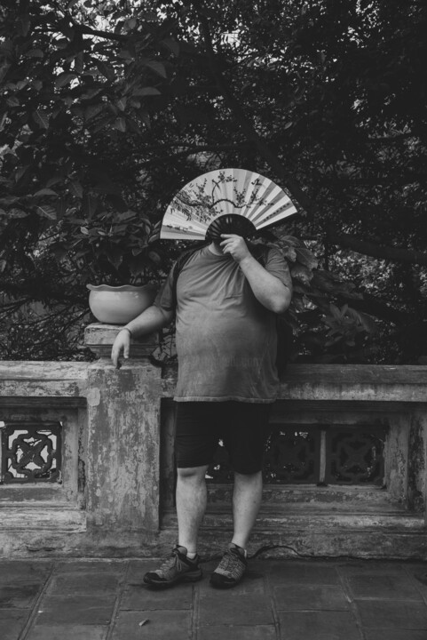 The man with the fan, Hanoï, 2024 사진, 23.6x15.8 in