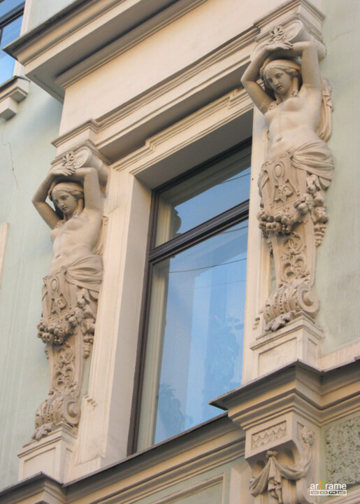 Caryatids on the facade of the building 摄影