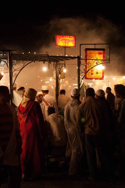 Photographie intitulée "Place Jemaa el fna" par Romain, Œuvre d'art originale, Photographie numérique