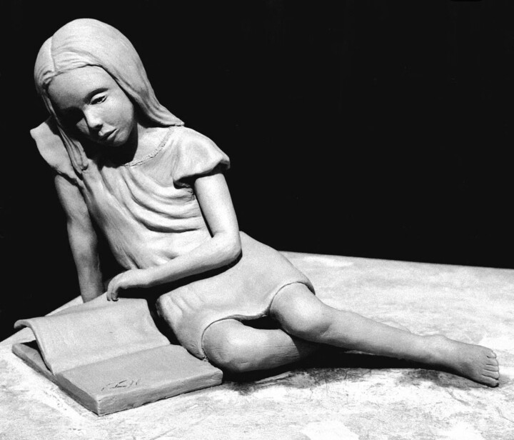 Jeune fille avec un livre 雕塑