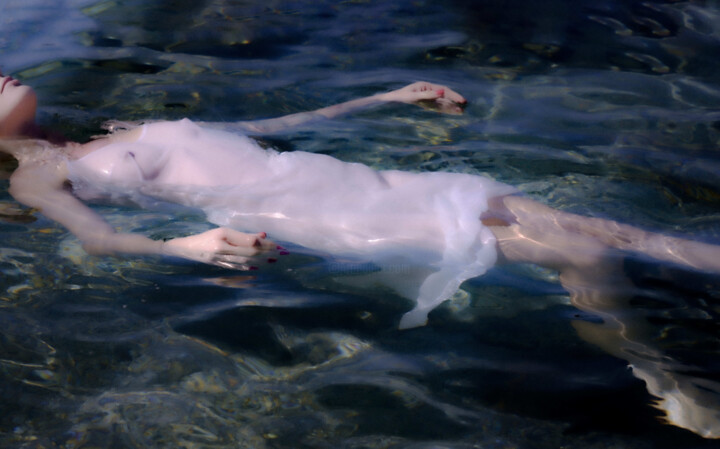 Sea nymph in azure serenity. Fotografia, 17,7x28,4 in