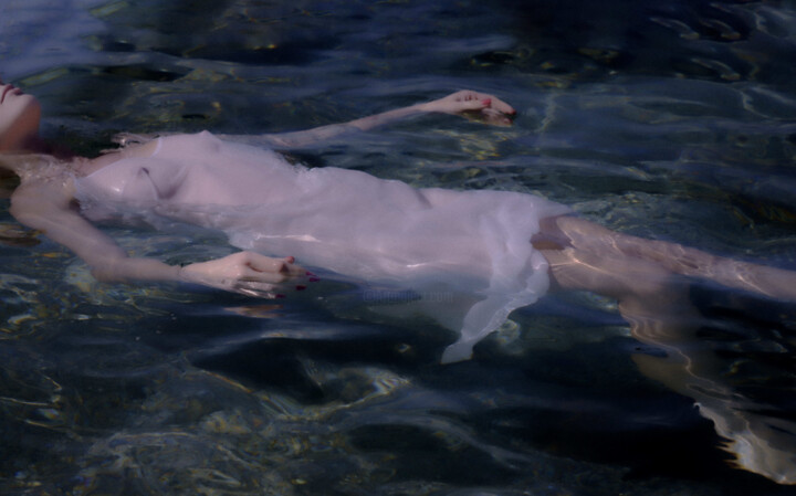 Sea nymph in azure serenity. 摄影, 31.5x47.2 in