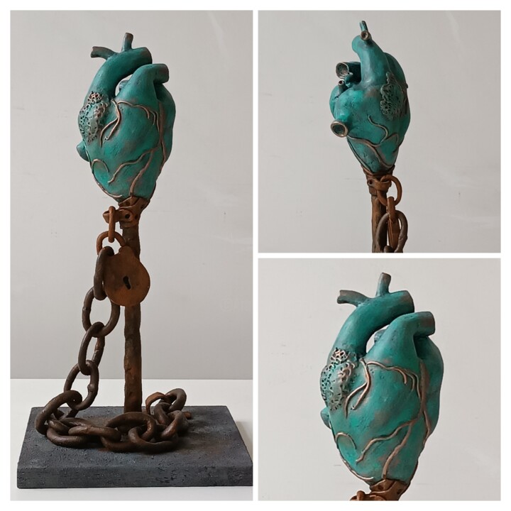 Corazón encadenado 雕塑, 16.1x5.5 in