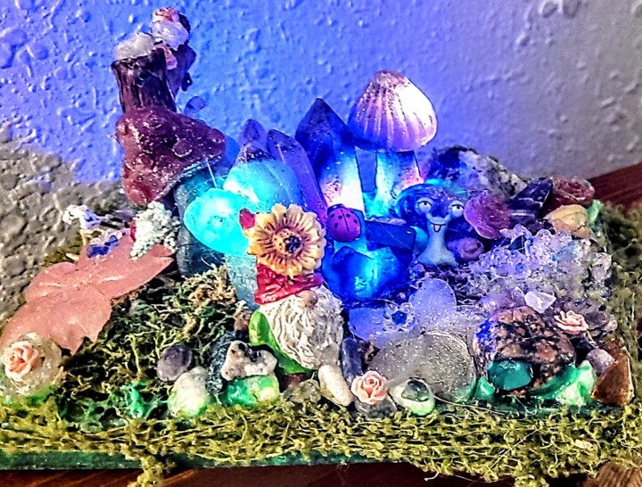 Snail Trails and Gnome Tales:A Brightened Biome 雕塑, 6.5x3.5 in