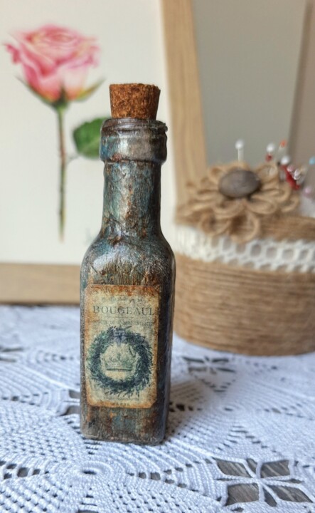 Vintage miniature bottle Design, 3,7x0,8 in