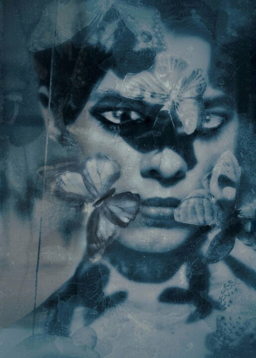 WOMAN WITH THE BUTTERFLIES ON THE GLASS, ART PHOTOGRAPHY Fotografie, 33,1x21,4 in