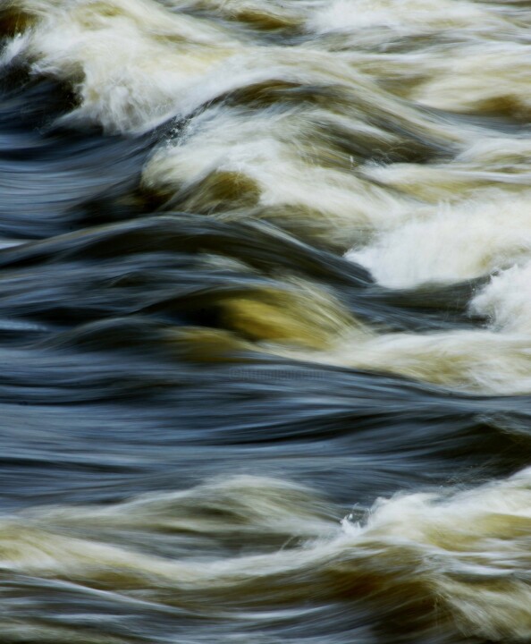 Photographie intitulée "Wavy Water." par Dave English, Œuvre d'art originale, Photographie numérique