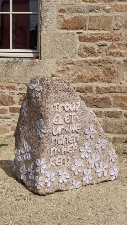 Stèle en granit Trouz ebet 雕塑, 36.6x32.7 in