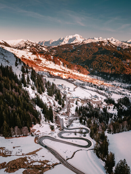 Photographie intitulée "Route des Aravis" par Loïc Cancade, Œuvre d'art originale, Photographie numérique