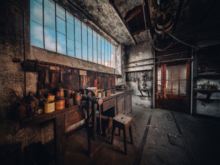 Photographie intitulée "L'usine Perrier #9" par Loïc Cancade, Œuvre d'art originale, Photographie numérique