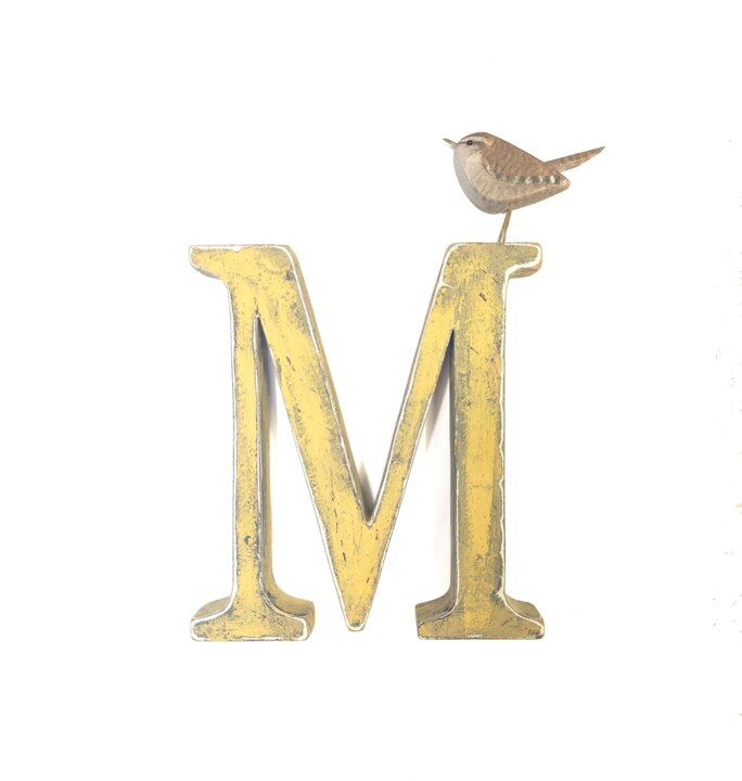 Winterkong op een grote letter M 雕塑, 9.5x8.3 in