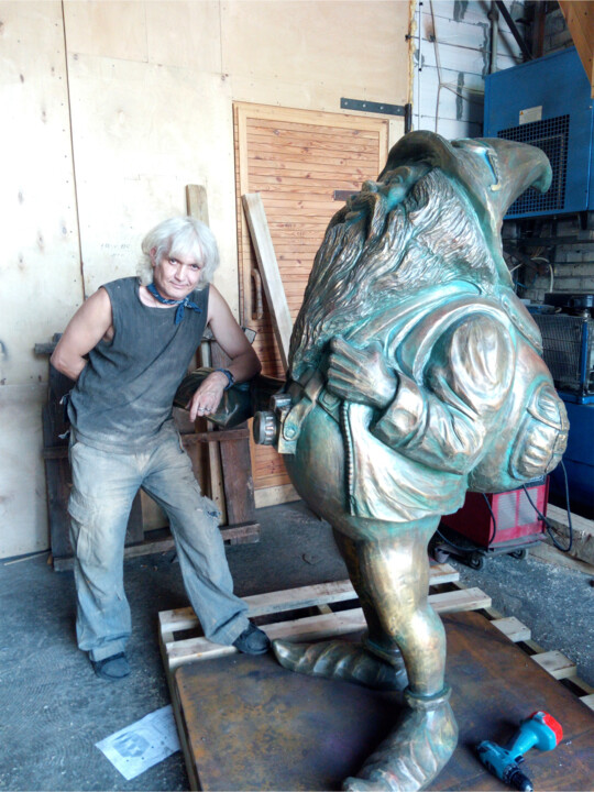 Sculpture intitulée "Гном турист" par Vladyslav Kolomoiets, Œuvre d'art originale, Bois