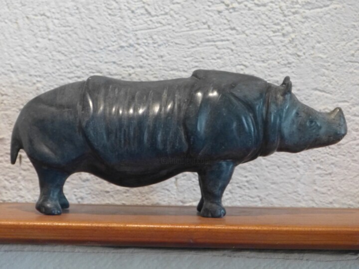 Stéatite noire du Brésil - Rhinocéros d'Asie 雕塑, 4.7x10.2 in