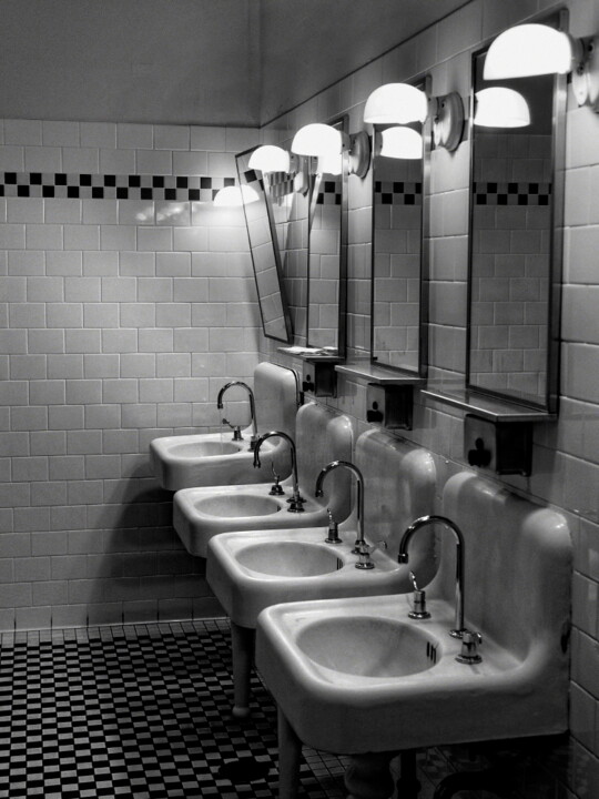 Male toilet 摄影, 31.5x23.6 in