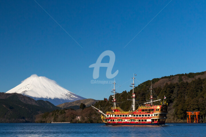 Picture perfect Mt. Fuji from the shores of Ashinoko lake Фотография