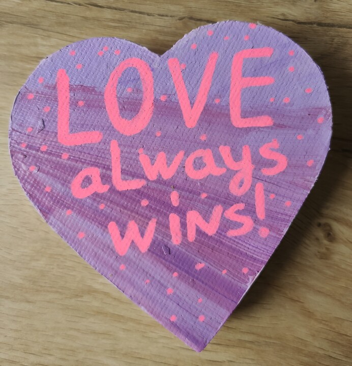 "Love Always Wins" Wooden Heart Sculpture for Home Decor Scultura, 3,7x3,7 in