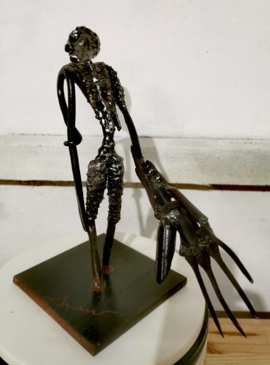 Sculptuur getiteld "Avoir la Main lourde" door Le Petit Juan, Origineel Kunstwerk, Metalen