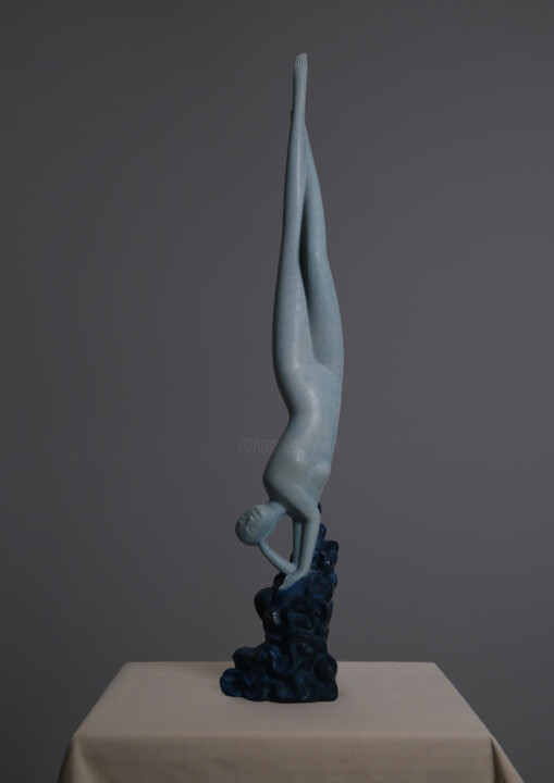 Sculptuur getiteld "Ascent in Descent" door Fengyong Chen, Origineel Kunstwerk, Bronzen