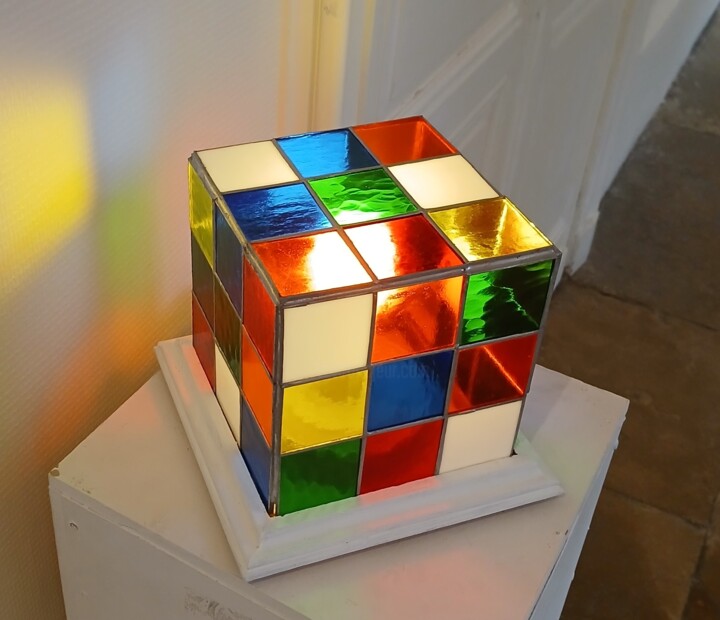 Sculptuur getiteld "Vitrail Rubik's Cube" door Renaud Angerville-Langlois, Origineel Kunstwerk, Glas