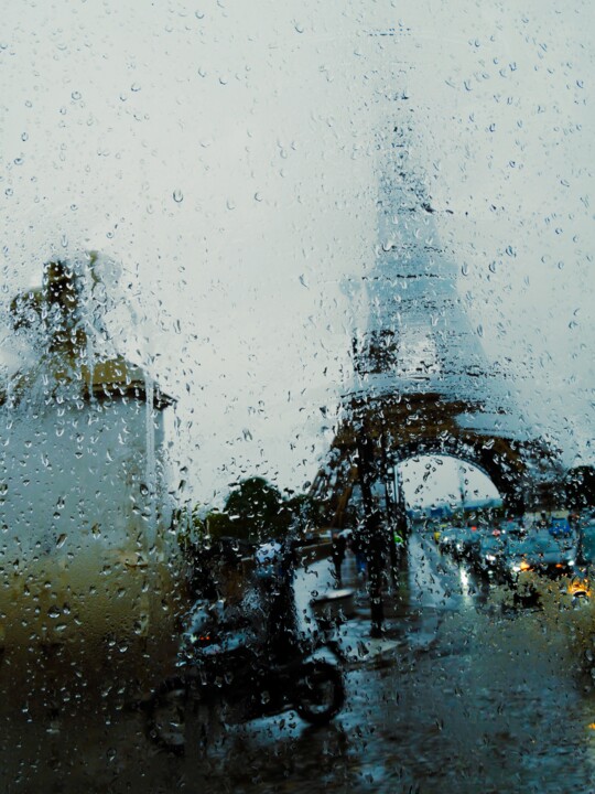 Rainy Ride by the Eiffel Tower Fotoğraf, 15,8x11,8 in