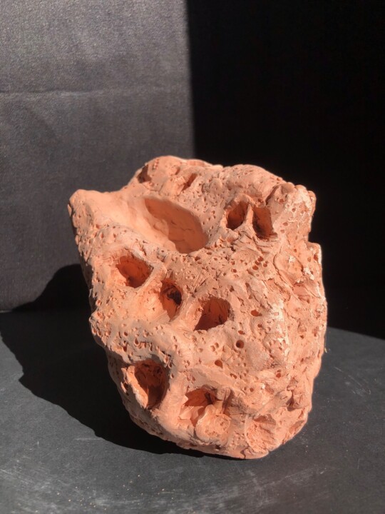 Sculpture titled "la petite météorite" by Dominique Ganiage, Original Artwork, Clay