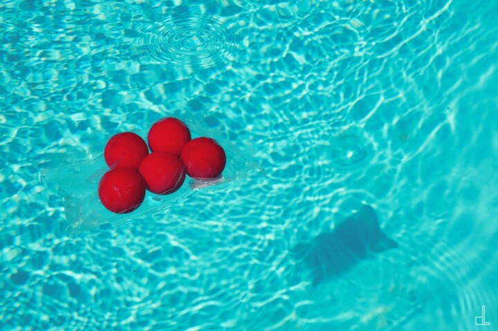 Photography titled "Balles rouges et om…" by Christian Lefevre, Original Artwork, Aluminium