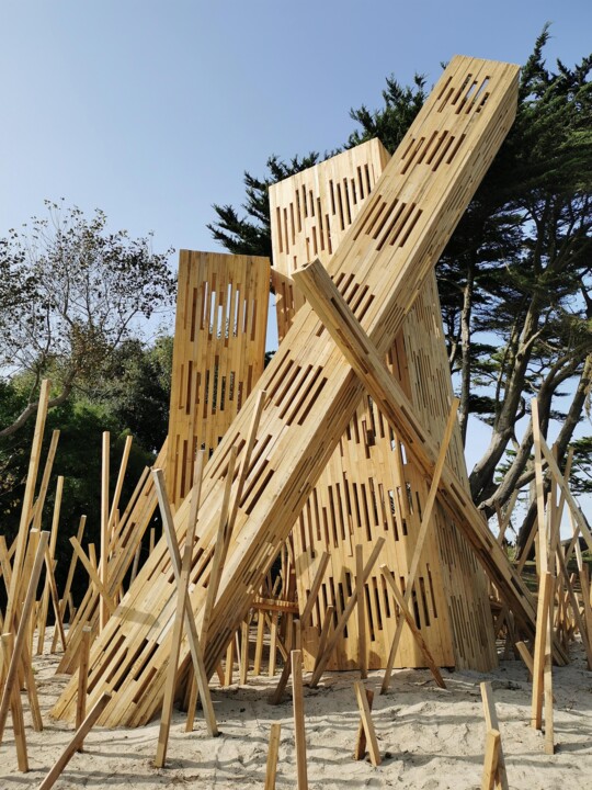 Sculpture titled "Derrière les Barrea…" by Simon Augade, Original Artwork, Wood