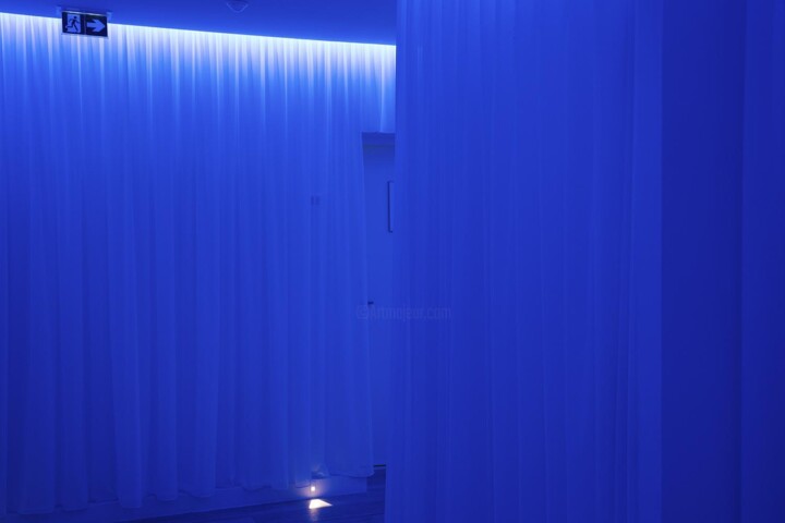 摄影 标题为“There Is A Light Th…” 由Emma Charrin, 原创艺术品, 数字打印
