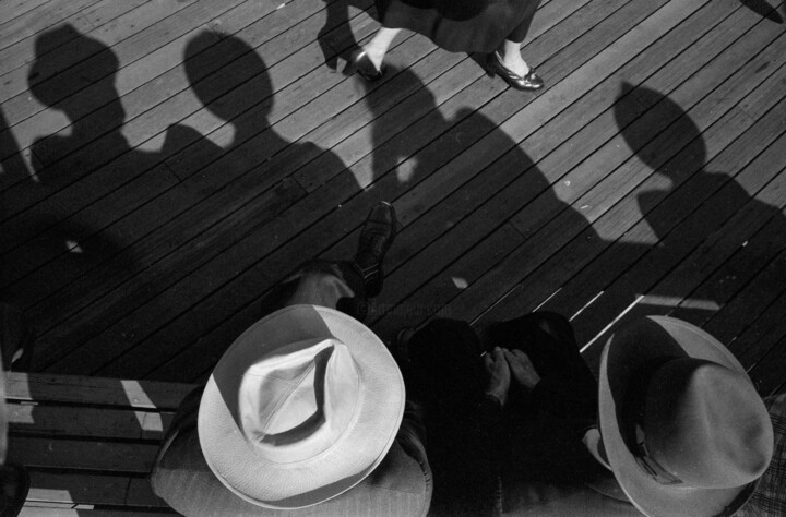 Photography titled "Girl Watching" by Harold Feinstein, Original Artwork, Analog photography