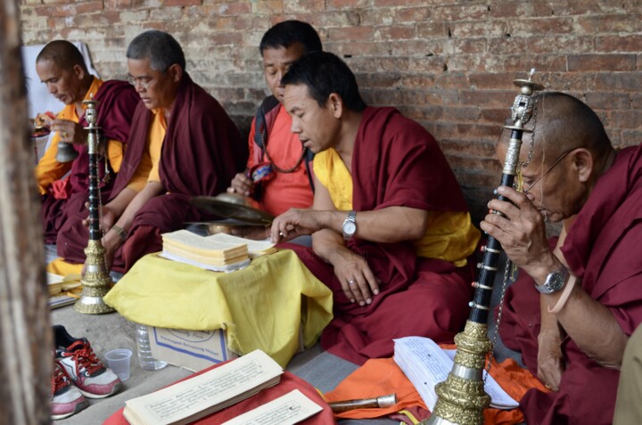Népal - moines hindouistes récitant des prières, Katmandu 摄影, 0.4x0.4 in