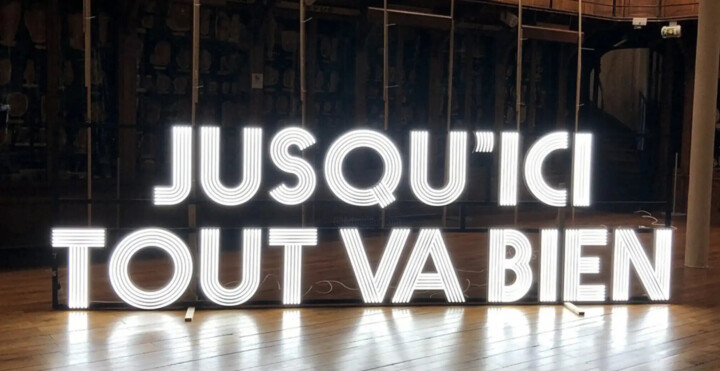 Jusqu'ici tout va bien Scultura, 53,2x181,1 in