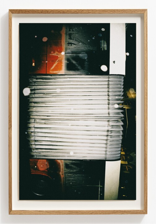 Photographie intitulée "Central plot device " par Viktor Shekularatz, Œuvre d'art originale, Papier