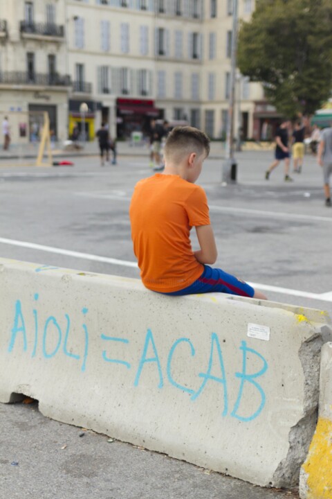 Photography titled "Actualité débordant…" by Lucy Vigoureux, Original Artwork, Paper
