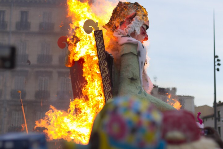 Photography titled "Actualité débordant…" by Lucy Vigoureux, Original Artwork, Paper
