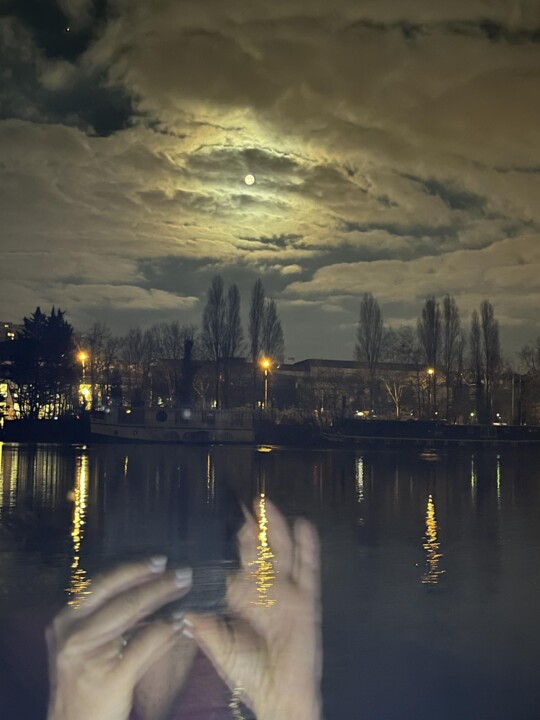 摄影 标题为“La lune entre mes m…” 由Manuela Morgaine, 原创艺术品, 数码摄影 安装在其他刚性面板上