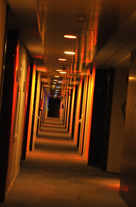 UN COULOIR UN SOIR AUX FESTIVALS DE CANNES 摄影, 23.6x15.8 in