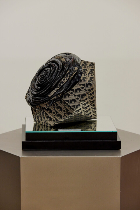 In Diamond we Trust 雕塑, 13.8x11.8 in