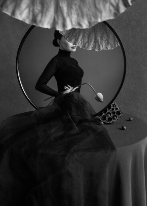 The Empty Vessel Blooms - II Фотография, 27,6x19,7 in