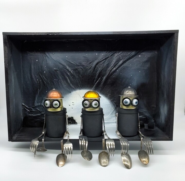 wall arwork, raw of used in box, 3 black robots in line Escultura, 13x19,7 in