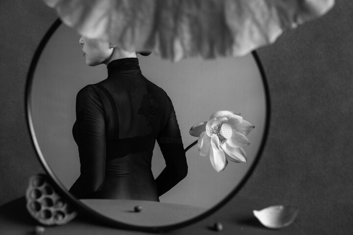 The Empty Vessel Blooms - III Fotoğraf, 19,7x27,6 in