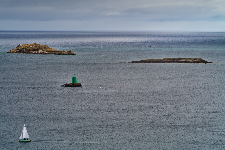 Carantec, une caravelle et un autre voilier naviguent. Fotografia, 393,7x590,6 in