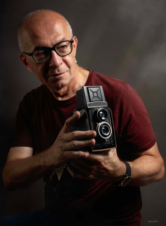 Photography titled "The Old Photographer" by Grigore Roibu, Original Artwork, Digital Photography