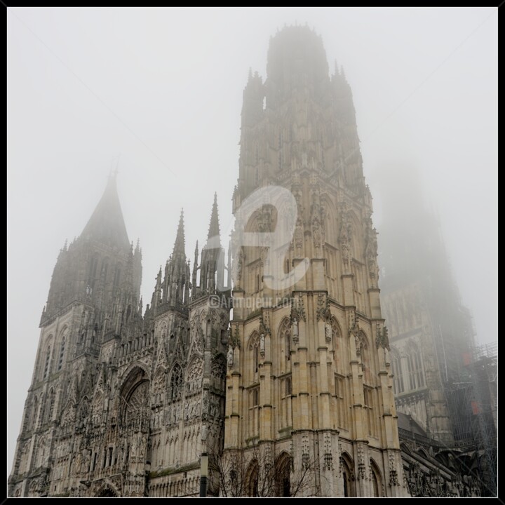 Tours de la cathédrale de Rouen dans la brume. Photography